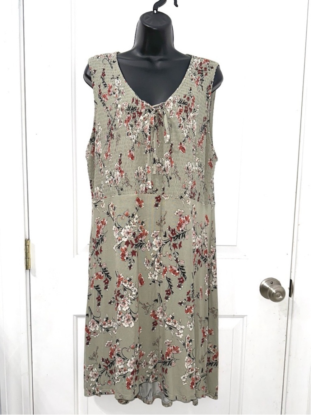 Knox Rose sleeveless floral dress in an sage green hue, size XXL